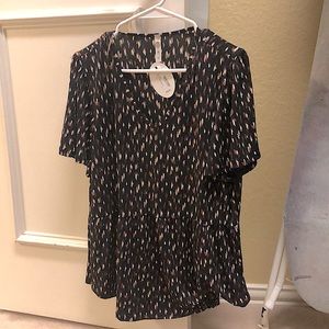 NWT BOUTIQUE MTS top on size Medium tiered flattering fit. Poly/spandex